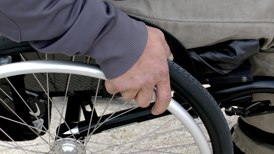 Mann im Rollstuhl auf der A4 unterwegs – Luxemburger Polizei hilft