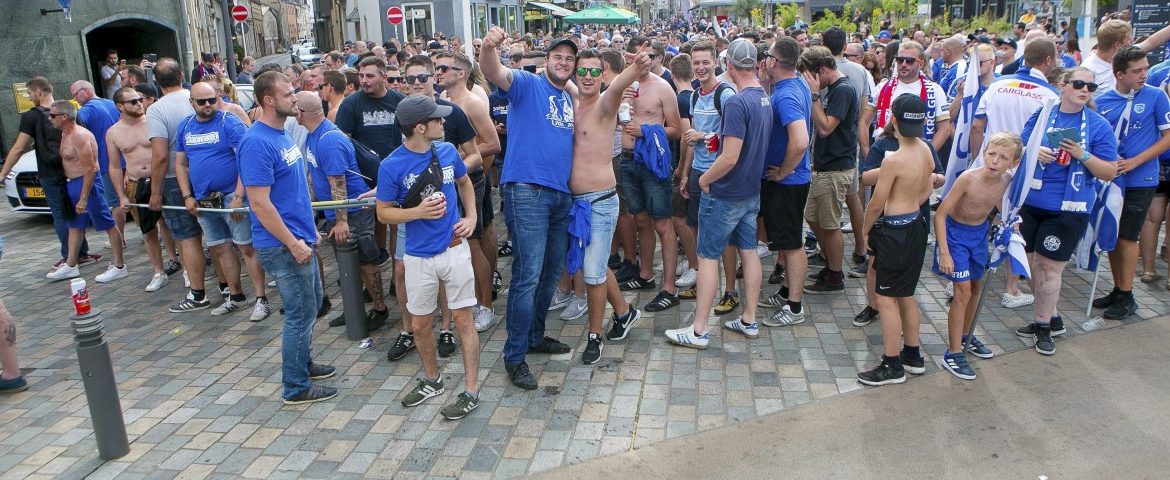 Ganz schön siegessicher: 700 Fußballfans aus Genk besuchen Esch