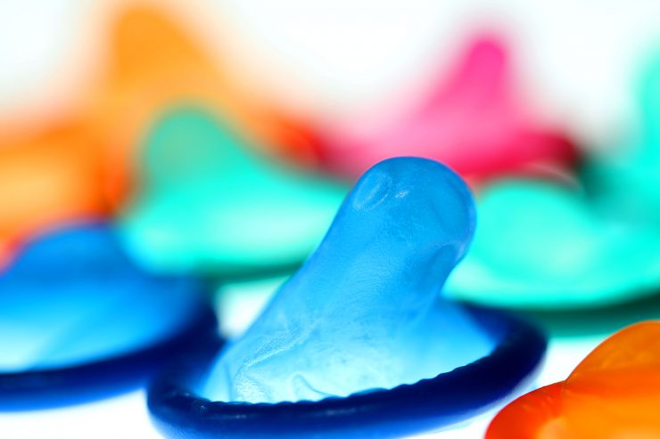 Toys, Kondome und die Krise / Was Corona mit Sex und Erotik macht