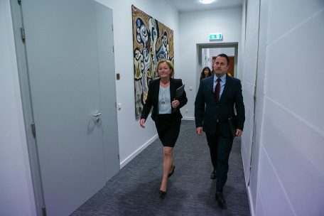 Fast alle beschreiben sie als dynamisch: Paulette Lenert und Premierminister Xavier Bettel unterwegs zu einer der zahlreichen  Pressekonferenzen