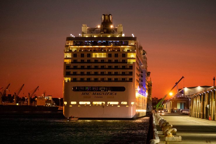 Weltmeere / Irrfahrt statt Kreuzfahrt: Viele Schiffe suchen wegen Corona nach Häfen