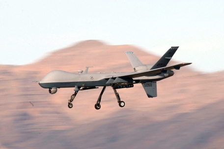 Das fliegende Auge: Eine Drohne vom Typ „MQ-9 Reaper“ des US-Militärs im Flug über Nevada. Die ferngesteuerten Militärflieger erzeugen enorme Datenströme – und brauchen kurze Signallaufzeiten, um effektiv gesteuert werden zu können 
