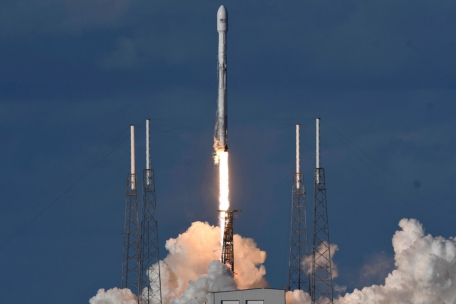 Eine Falcon-9-Rakete von „Space X“ hebt 2018 in Cape Canaveral ab – mit einem SES-Satelliten an Bord