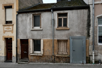 Reportage / 54 Escher Sozialwohnungen stehen leer: Ein Ortsbesuch mit Bürgermeister Weis