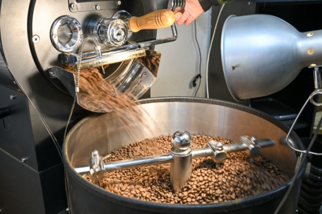 Im Kaffeeröster von Patrice Sadler werden Bohnen aus vielen verschiedenen Ländern geröstet