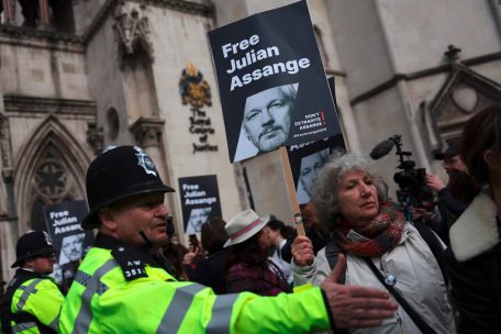 Großbritannien / Julian Assange bleibt in Haft – Londoner High Court verlangt neue Garantien von US-Regierung