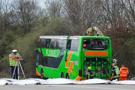 Deutschland / Mindestens fünf Tote bei schwerem Busunfall auf Autobahn 9 bei Leipzig