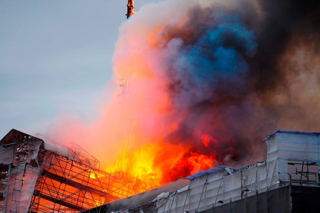 Dänemark / Meterhohe Flammen bringen historischer Börse von Kopenhagen zum Einsturz