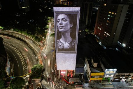 São Paulo im März 2023: Auf eine Fassade eines Gebäudes in der Avenida Consolacão ist ein Foto der fünf Jahre zuvor ermordeten Stadträtin Marielle Franco projiziert. 