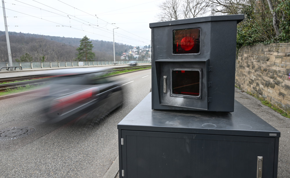 148 zu schnell / Mit 248 km/h über die Bundesstraße – Mann bei München mit Rekordwert zu schnell geblitzt 