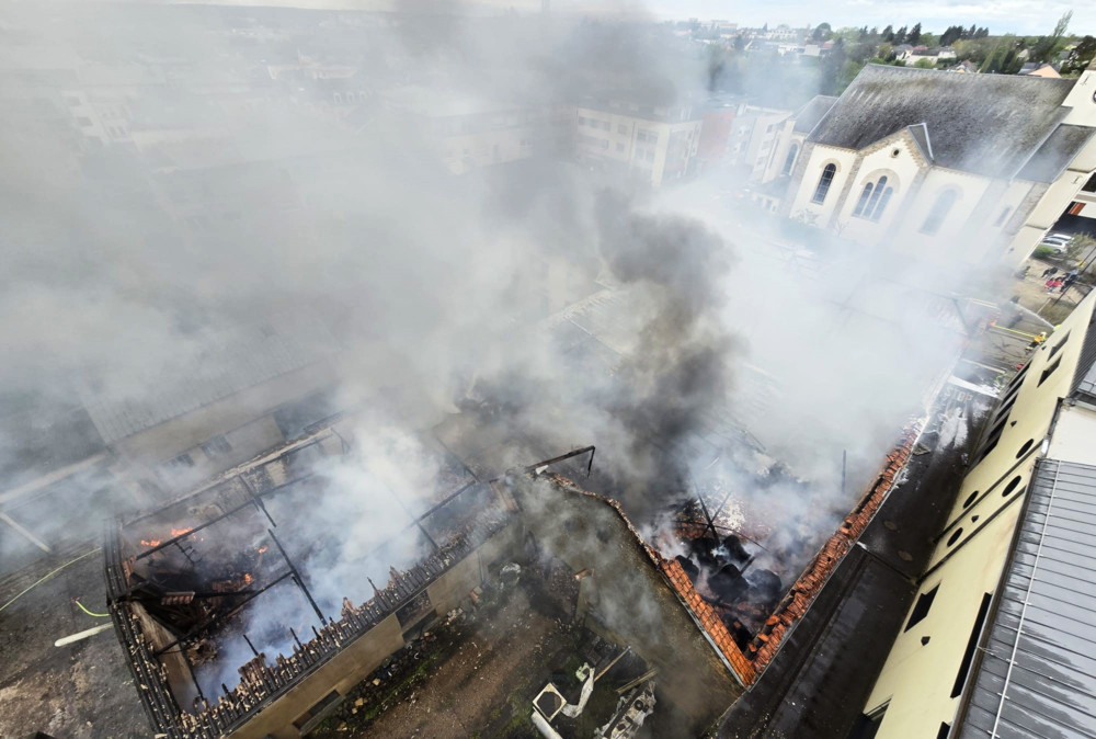 Leudelingen / Großbrand auf einem Bauernhof: Rettungskräfte finden Leiche 